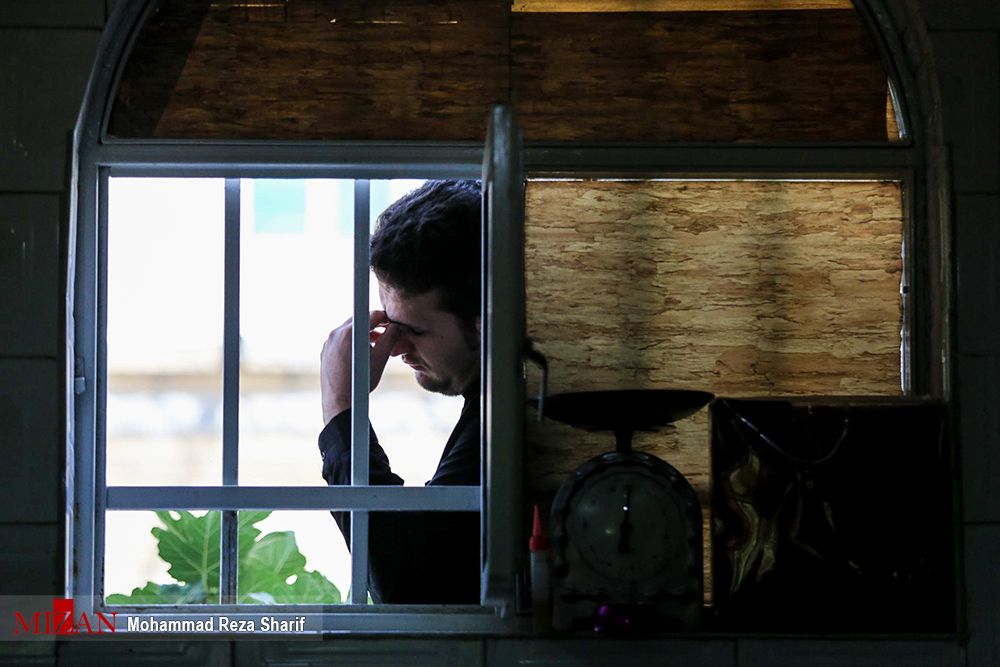 گزارش تصویری / منزل شهید مدافع حرم محسن حججی / مدافع حرم محسن حججی اهل نجف آباد اصفهان که در عملیات داعش در نزدیکی مرز سوریه با عراق اسیر شده بود، بدست تروریستها در سوریه به شهادت رسید. این شهید یکی از نیروهای لشکر زرهی 8 نجف اشرف و یکی از نیروهای فعال موسسه شهید احمد کاظمی بود. از این شهید بزرگوار یک فرزند ۲ساله به یادگار مانده است.