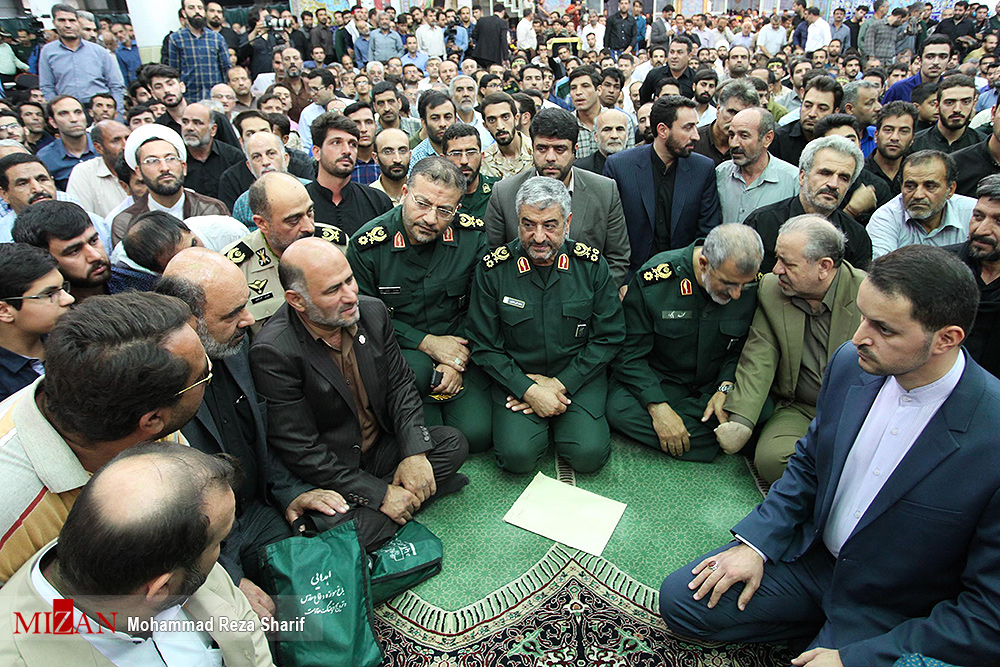 گزارش تصویری / مراسم بزرگداشت شهید حججی در نجف آباد اصفهان / مراسم بزرگداشت شهید مدافع حرم شهید محسن حججی با حضور مردم، مسئولان و خانواده شهدای گرانقدر انقلاب اسلامی و سخنرانی سرلشگر محمدعلی جعفری فرمانده کل سپاه پاسداران در مسجد جامع نجف آباد اصفهان برگزار شد.