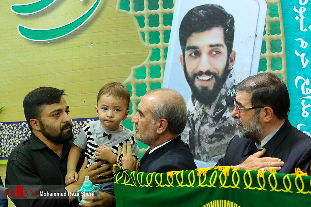 گزارش تصویری / مراسم بزرگداشت شهید حججی در نجف آباد اصفهان / مراسم بزرگداشت شهید مدافع حرم شهید محسن حججی با حضور مردم، مسئولان و خانواده شهدای گرانقدر انقلاب اسلامی و سخنرانی سرلشگر محمدعلی جعفری فرمانده کل سپاه پاسداران در مسجد جامع نجف آباد اصفهان برگزار شد.