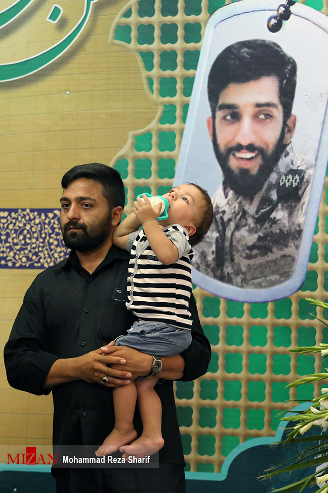 گزارش تصویری / مراسم بزرگداشت شهید حججی در نجف آباد اصفهان / مراسم بزرگداشت شهید مدافع حرم شهید محسن حججی با حضور مردم، مسئولان و خانواده شهدای گرانقدر انقلاب اسلامی و سخنرانی سرلشگر محمدعلی جعفری فرمانده کل سپاه پاسداران در مسجد جامع نجف آباد اصفهان برگزار شد.