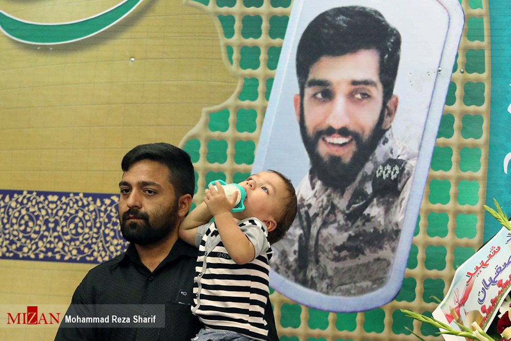 گزارش تصویری / مراسم بزرگداشت شهید حججی در نجف آباد اصفهان / مراسم بزرگداشت شهید مدافع حرم شهید محسن حججی با حضور مردم، مسئولان و خانواده شهدای گرانقدر انقلاب اسلامی و سخنرانی سرلشگر محمدعلی جعفری فرمانده کل سپاه پاسداران در مسجد جامع نجف آباد اصفهان برگزار شد.