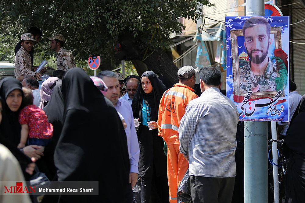 گزارش تصویری / مراسم بزرگداشت شهید حججی در نجف آباد اصفهان / مراسم بزرگداشت شهید مدافع حرم شهید محسن حججی با حضور مردم، مسئولان و خانواده شهدای گرانقدر انقلاب اسلامی و سخنرانی سرلشگر محمدعلی جعفری فرمانده کل سپاه پاسداران در مسجد جامع نجف آباد اصفهان برگزار شد.