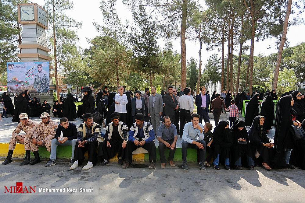 گزارش تصویری / مراسم بزرگداشت شهید حججی در نجف آباد اصفهان / مراسم بزرگداشت شهید مدافع حرم شهید محسن حججی با حضور مردم، مسئولان و خانواده شهدای گرانقدر انقلاب اسلامی و سخنرانی سرلشگر محمدعلی جعفری فرمانده کل سپاه پاسداران در مسجد جامع نجف آباد اصفهان برگزار شد.