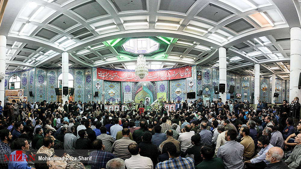 گزارش تصویری / مراسم بزرگداشت شهید حججی در نجف آباد اصفهان / مراسم بزرگداشت شهید مدافع حرم شهید محسن حججی با حضور مردم، مسئولان و خانواده شهدای گرانقدر انقلاب اسلامی و سخنرانی سرلشگر محمدعلی جعفری فرمانده کل سپاه پاسداران در مسجد جامع نجف آباد اصفهان برگزار شد.