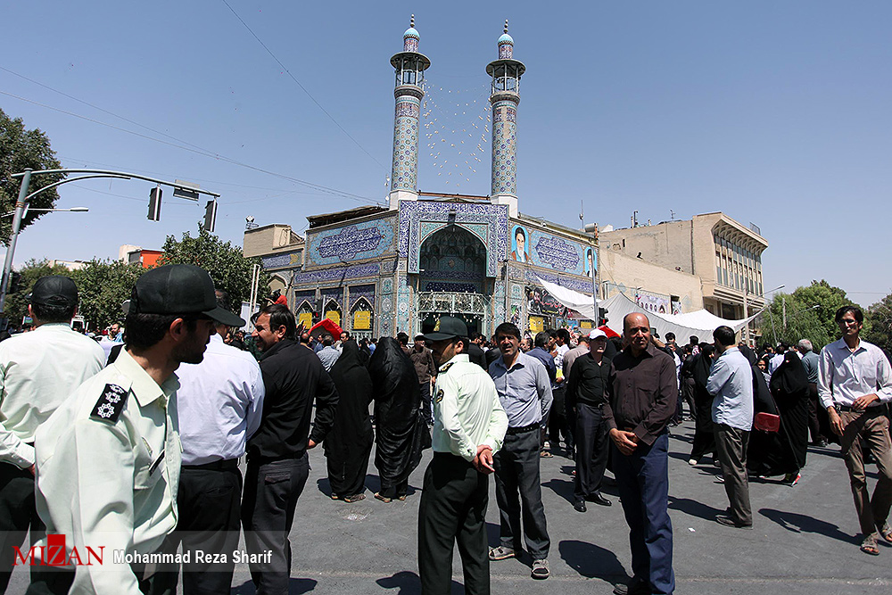 گزارش تصویری / مراسم بزرگداشت شهید حججی در نجف آباد اصفهان / مراسم بزرگداشت شهید مدافع حرم شهید محسن حججی با حضور مردم، مسئولان و خانواده شهدای گرانقدر انقلاب اسلامی و سخنرانی سرلشگر محمدعلی جعفری فرمانده کل سپاه پاسداران در مسجد جامع نجف آباد اصفهان برگزار شد.