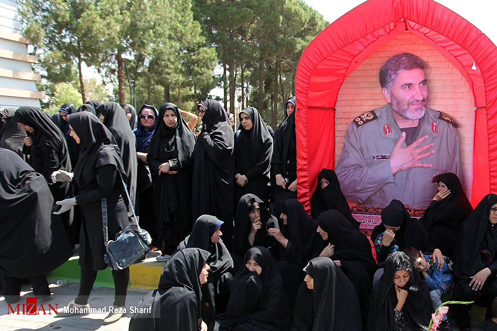 گزارش تصویری / مراسم بزرگداشت شهید حججی در نجف آباد اصفهان / مراسم بزرگداشت شهید مدافع حرم شهید محسن حججی با حضور مردم، مسئولان و خانواده شهدای گرانقدر انقلاب اسلامی و سخنرانی سرلشگر محمدعلی جعفری فرمانده کل سپاه پاسداران در مسجد جامع نجف آباد اصفهان برگزار شد.