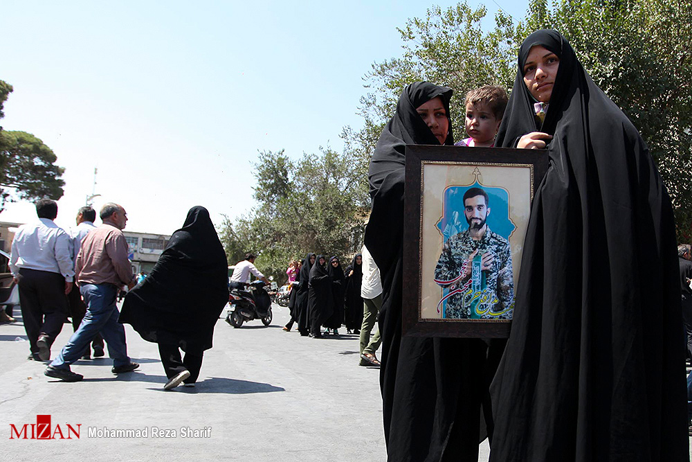 گزارش تصویری / مراسم بزرگداشت شهید حججی در نجف آباد اصفهان / مراسم بزرگداشت شهید مدافع حرم شهید محسن حججی با حضور مردم، مسئولان و خانواده شهدای گرانقدر انقلاب اسلامی و سخنرانی سرلشگر محمدعلی جعفری فرمانده کل سپاه پاسداران در مسجد جامع نجف آباد اصفهان برگزار شد.