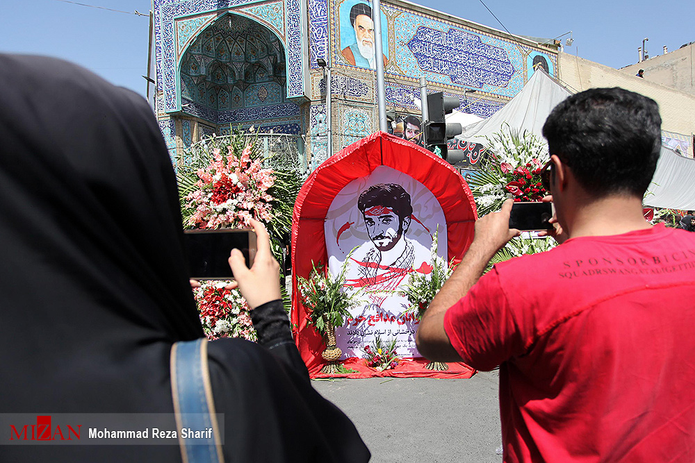 گزارش تصویری / مراسم بزرگداشت شهید حججی در نجف آباد اصفهان / مراسم بزرگداشت شهید مدافع حرم شهید محسن حججی با حضور مردم، مسئولان و خانواده شهدای گرانقدر انقلاب اسلامی و سخنرانی سرلشگر محمدعلی جعفری فرمانده کل سپاه پاسداران در مسجد جامع نجف آباد اصفهان برگزار شد.
