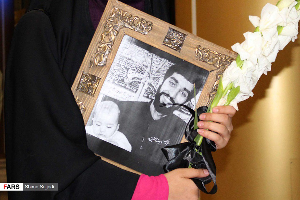 گزارش تصویری / استقبال مردم وخادمان حرم رضوی از خانواده شهید مدافع حرم حججی / مردم مشهد و خادمان حریم رضوی بامداد چهارشنبه با حضور در فرودگاه شهید هاشمی‌نژاد مشهد، از خانواده مدافع سرافراز حریم آل‌الله شهید محسن حججی استقبال کردند.