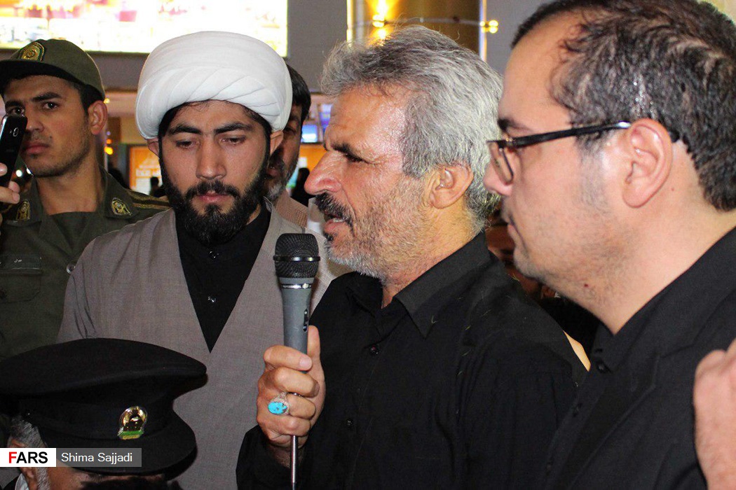 گزارش تصویری / استقبال مردم وخادمان حرم رضوی از خانواده شهید مدافع حرم حججی / مردم مشهد و خادمان حریم رضوی بامداد چهارشنبه با حضور در فرودگاه شهید هاشمی‌نژاد مشهد، از خانواده مدافع سرافراز حریم آل‌الله شهید محسن حججی استقبال کردند.