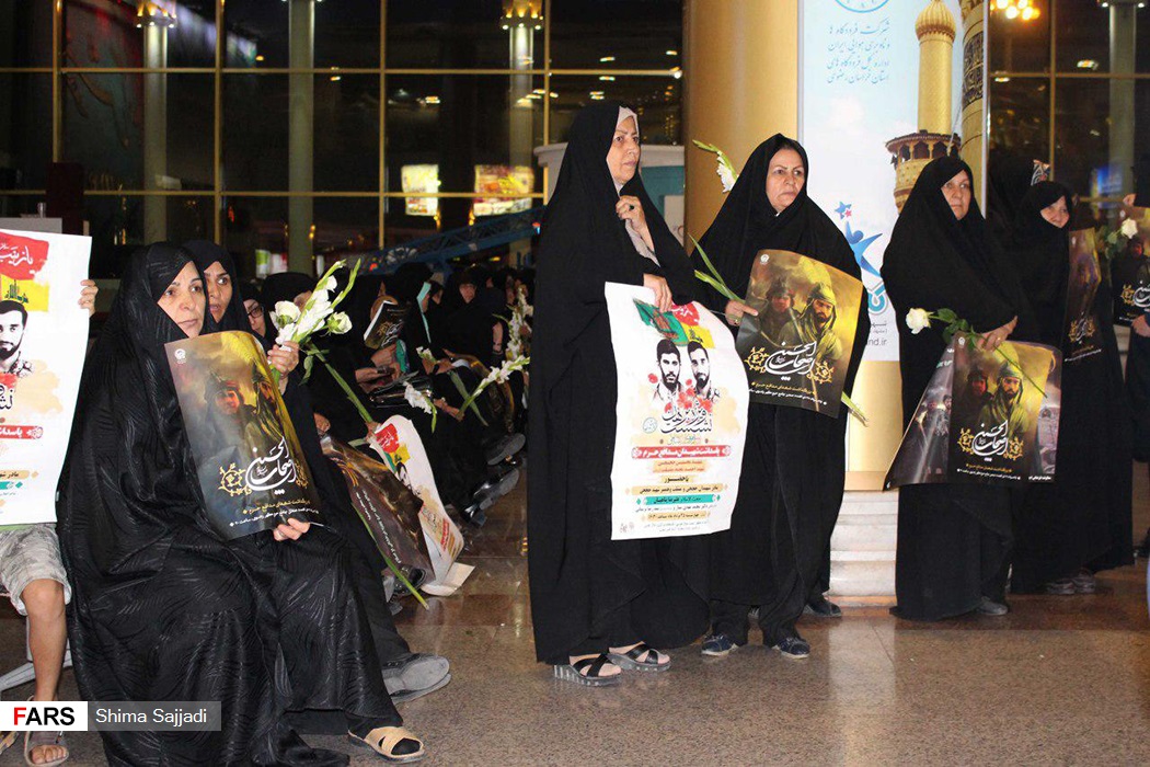 گزارش تصویری / استقبال مردم وخادمان حرم رضوی از خانواده شهید مدافع حرم حججی / مردم مشهد و خادمان حریم رضوی بامداد چهارشنبه با حضور در فرودگاه شهید هاشمی‌نژاد مشهد، از خانواده مدافع سرافراز حریم آل‌الله شهید محسن حججی استقبال کردند.