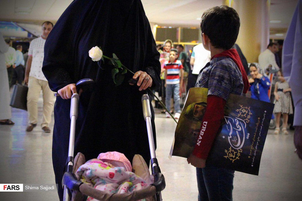 گزارش تصویری / استقبال مردم وخادمان حرم رضوی از خانواده شهید مدافع حرم حججی / مردم مشهد و خادمان حریم رضوی بامداد چهارشنبه با حضور در فرودگاه شهید هاشمی‌نژاد مشهد، از خانواده مدافع سرافراز حریم آل‌الله شهید محسن حججی استقبال کردند.
