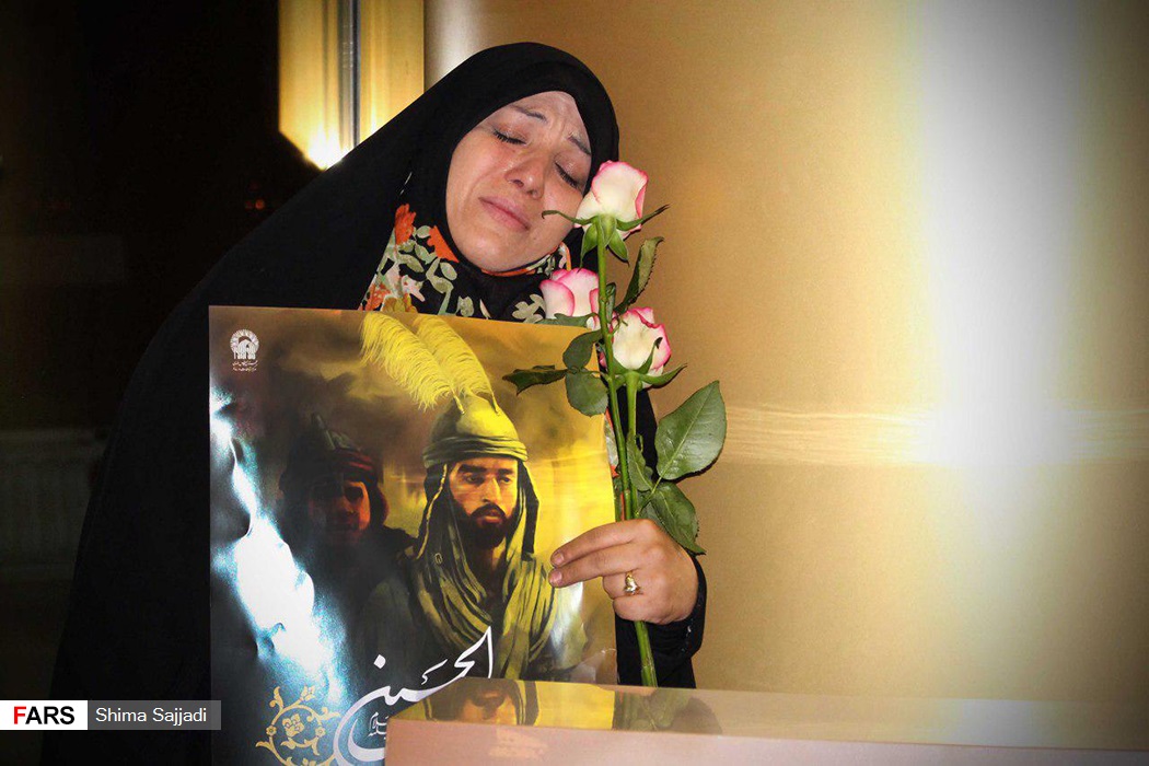 گزارش تصویری / استقبال مردم وخادمان حرم رضوی از خانواده شهید مدافع حرم حججی / مردم مشهد و خادمان حریم رضوی بامداد چهارشنبه با حضور در فرودگاه شهید هاشمی‌نژاد مشهد، از خانواده مدافع سرافراز حریم آل‌الله شهید محسن حججی استقبال کردند.