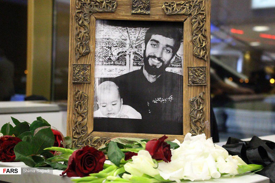 گزارش تصویری / استقبال مردم وخادمان حرم رضوی از خانواده شهید مدافع حرم حججی / مردم مشهد و خادمان حریم رضوی بامداد چهارشنبه با حضور در فرودگاه شهید هاشمی‌نژاد مشهد، از خانواده مدافع سرافراز حریم آل‌الله شهید محسن حججی استقبال کردند.