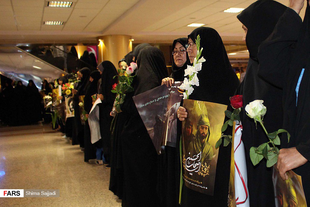 گزارش تصویری / استقبال مردم وخادمان حرم رضوی از خانواده شهید مدافع حرم حججی / مردم مشهد و خادمان حریم رضوی بامداد چهارشنبه با حضور در فرودگاه شهید هاشمی‌نژاد مشهد، از خانواده مدافع سرافراز حریم آل‌الله شهید محسن حججی استقبال کردند.