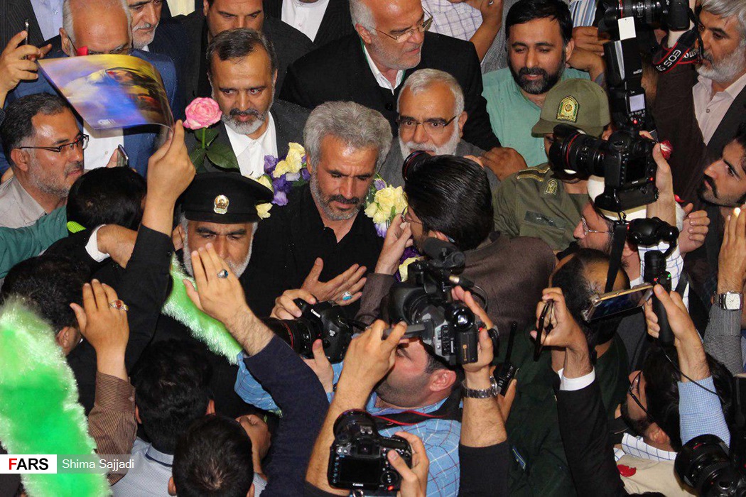 گزارش تصویری / استقبال مردم وخادمان حرم رضوی از خانواده شهید مدافع حرم حججی / مردم مشهد و خادمان حریم رضوی بامداد چهارشنبه با حضور در فرودگاه شهید هاشمی‌نژاد مشهد، از خانواده مدافع سرافراز حریم آل‌الله شهید محسن حججی استقبال کردند.