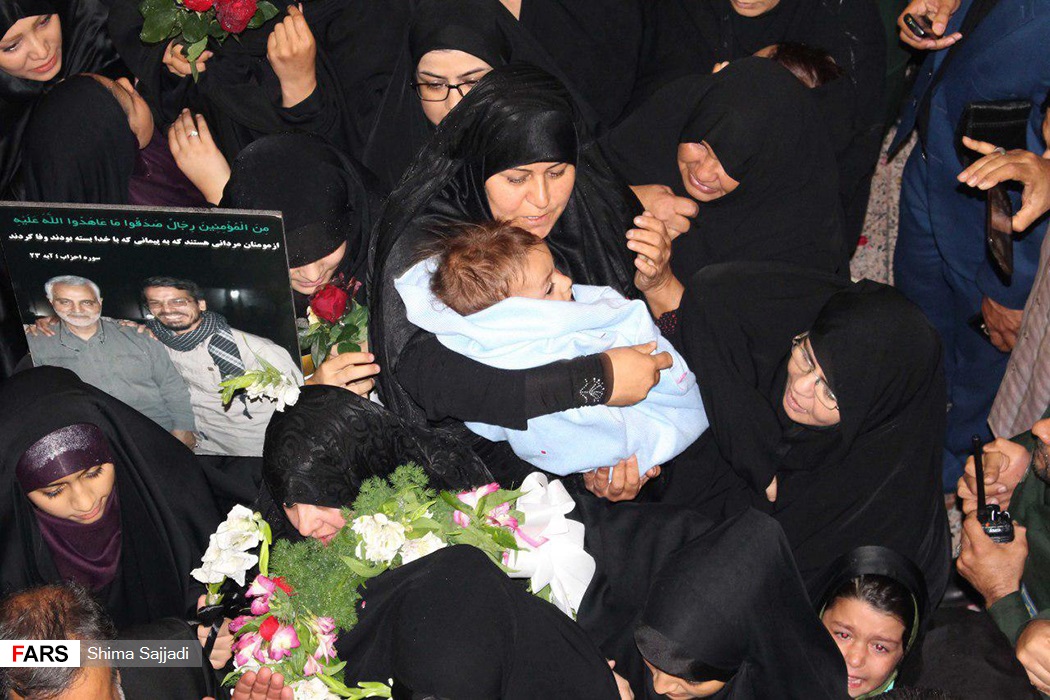 گزارش تصویری / استقبال مردم وخادمان حرم رضوی از خانواده شهید مدافع حرم حججی / مردم مشهد و خادمان حریم رضوی بامداد چهارشنبه با حضور در فرودگاه شهید هاشمی‌نژاد مشهد، از خانواده مدافع سرافراز حریم آل‌الله شهید محسن حججی استقبال کردند.