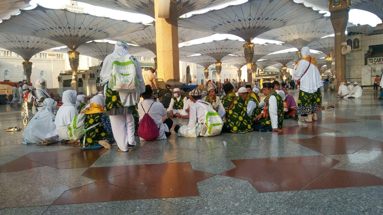 گزارش تصویری / زیارت دوره در مدینه منوره / معمولا در شهر مدینه زائران به زیارت اماکن زیارتی و تاریخی مدینه می روند که به زیارت دوره معروف است. در چند روز اقامت زائرین در شهر مدینه، زائران عمدتا به زیارت پیامبر اکرم صلی الله علیه و آله و فاطمه زهرا سلام الله علیها و نیز ائمه مظلوم بقیع علیهم السلام می روند و پس از کسب فیوضات معنوی و آمادگی روحی لازم برای انجام اعمال عمره مفرده به شهر مکه عزیمت می کنند.