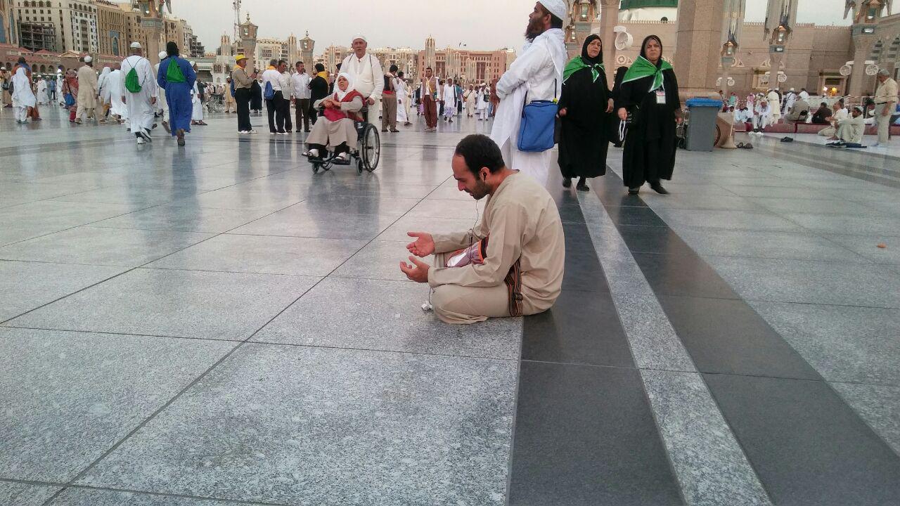 گزارش تصویری / زیارت دوره در مدینه منوره / معمولا در شهر مدینه زائران به زیارت اماکن زیارتی و تاریخی مدینه می روند که به زیارت دوره معروف است. در چند روز اقامت زائرین در شهر مدینه، زائران عمدتا به زیارت پیامبر اکرم صلی الله علیه و آله و فاطمه زهرا سلام الله علیها و نیز ائمه مظلوم بقیع علیهم السلام می روند و پس از کسب فیوضات معنوی و آمادگی روحی لازم برای انجام اعمال عمره مفرده به شهر مکه عزیمت می کنند.