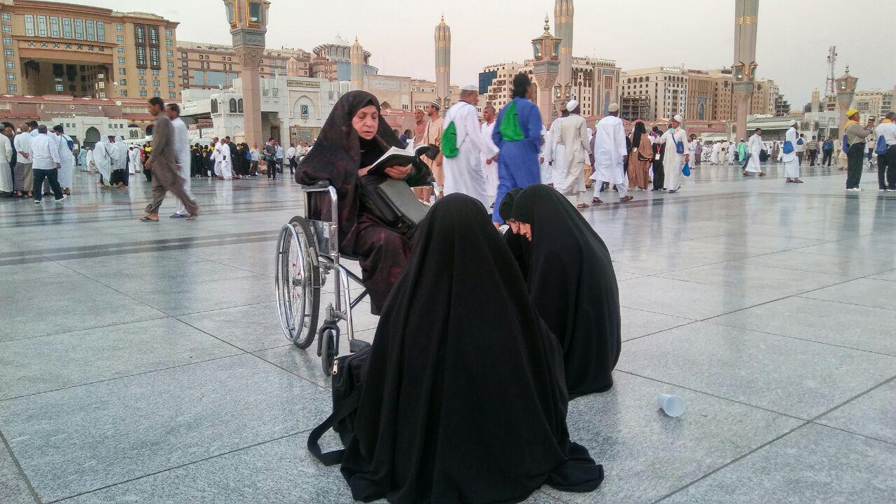 گزارش تصویری / زیارت دوره در مدینه منوره / معمولا در شهر مدینه زائران به زیارت اماکن زیارتی و تاریخی مدینه می روند که به زیارت دوره معروف است. در چند روز اقامت زائرین در شهر مدینه، زائران عمدتا به زیارت پیامبر اکرم صلی الله علیه و آله و فاطمه زهرا سلام الله علیها و نیز ائمه مظلوم بقیع علیهم السلام می روند و پس از کسب فیوضات معنوی و آمادگی روحی لازم برای انجام اعمال عمره مفرده به شهر مکه عزیمت می کنند.