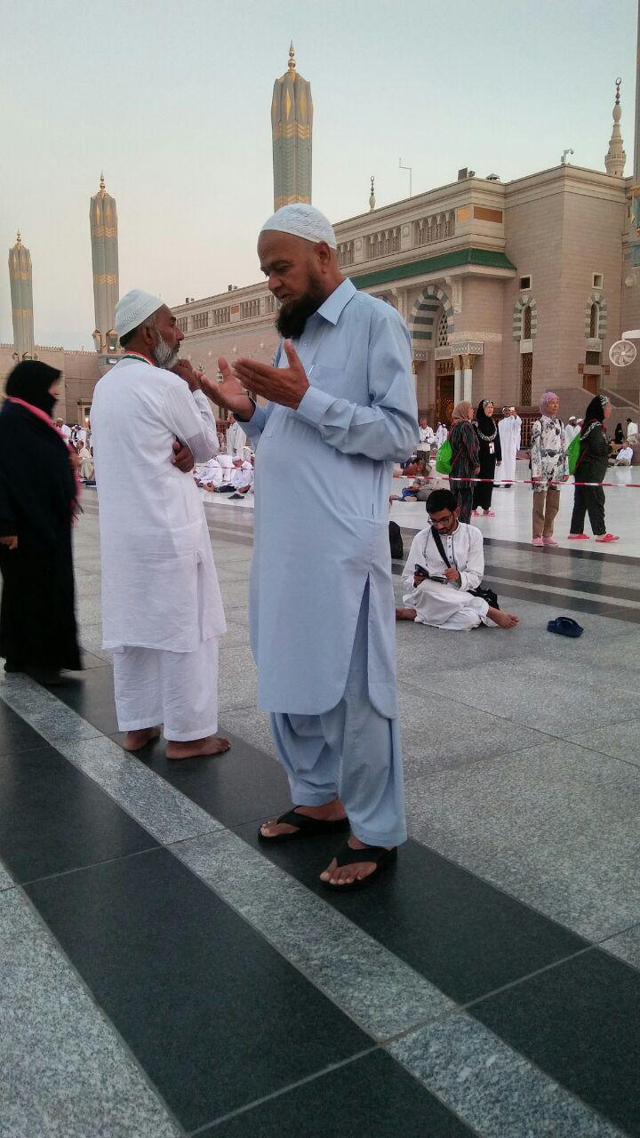 گزارش تصویری / زیارت دوره در مدینه منوره / معمولا در شهر مدینه زائران به زیارت اماکن زیارتی و تاریخی مدینه می روند که به زیارت دوره معروف است. در چند روز اقامت زائرین در شهر مدینه، زائران عمدتا به زیارت پیامبر اکرم صلی الله علیه و آله و فاطمه زهرا سلام الله علیها و نیز ائمه مظلوم بقیع علیهم السلام می روند و پس از کسب فیوضات معنوی و آمادگی روحی لازم برای انجام اعمال عمره مفرده به شهر مکه عزیمت می کنند.