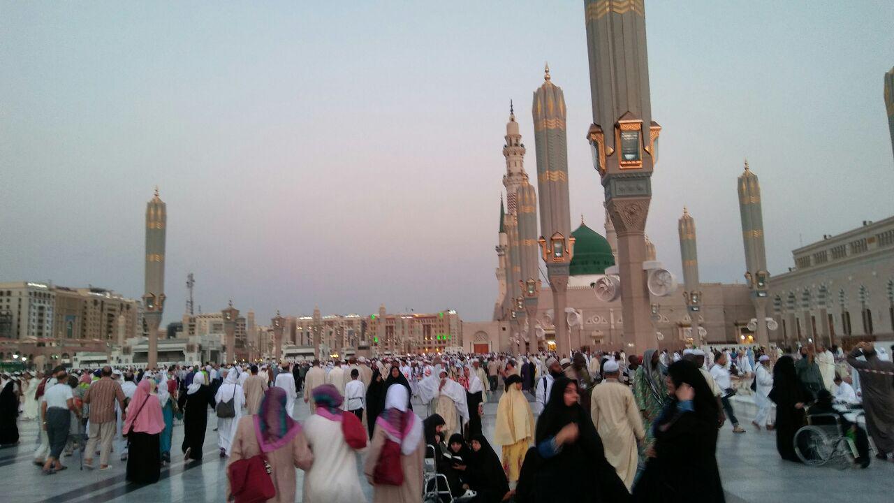 گزارش تصویری / زیارت دوره در مدینه منوره / معمولا در شهر مدینه زائران به زیارت اماکن زیارتی و تاریخی مدینه می روند که به زیارت دوره معروف است. در چند روز اقامت زائرین در شهر مدینه، زائران عمدتا به زیارت پیامبر اکرم صلی الله علیه و آله و فاطمه زهرا سلام الله علیها و نیز ائمه مظلوم بقیع علیهم السلام می روند و پس از کسب فیوضات معنوی و آمادگی روحی لازم برای انجام اعمال عمره مفرده به شهر مکه عزیمت می کنند.