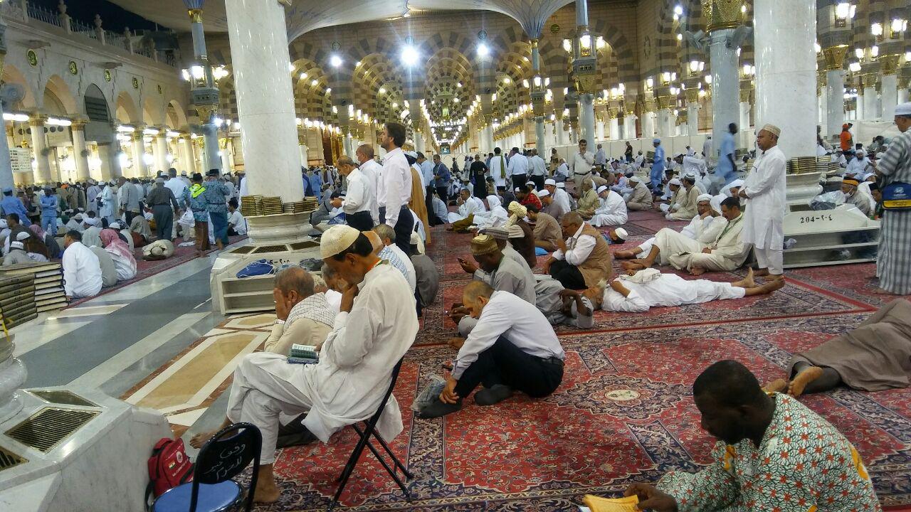 گزارش تصویری / زیارت دوره در مدینه منوره / معمولا در شهر مدینه زائران به زیارت اماکن زیارتی و تاریخی مدینه می روند که به زیارت دوره معروف است. در چند روز اقامت زائرین در شهر مدینه، زائران عمدتا به زیارت پیامبر اکرم صلی الله علیه و آله و فاطمه زهرا سلام الله علیها و نیز ائمه مظلوم بقیع علیهم السلام می روند و پس از کسب فیوضات معنوی و آمادگی روحی لازم برای انجام اعمال عمره مفرده به شهر مکه عزیمت می کنند.