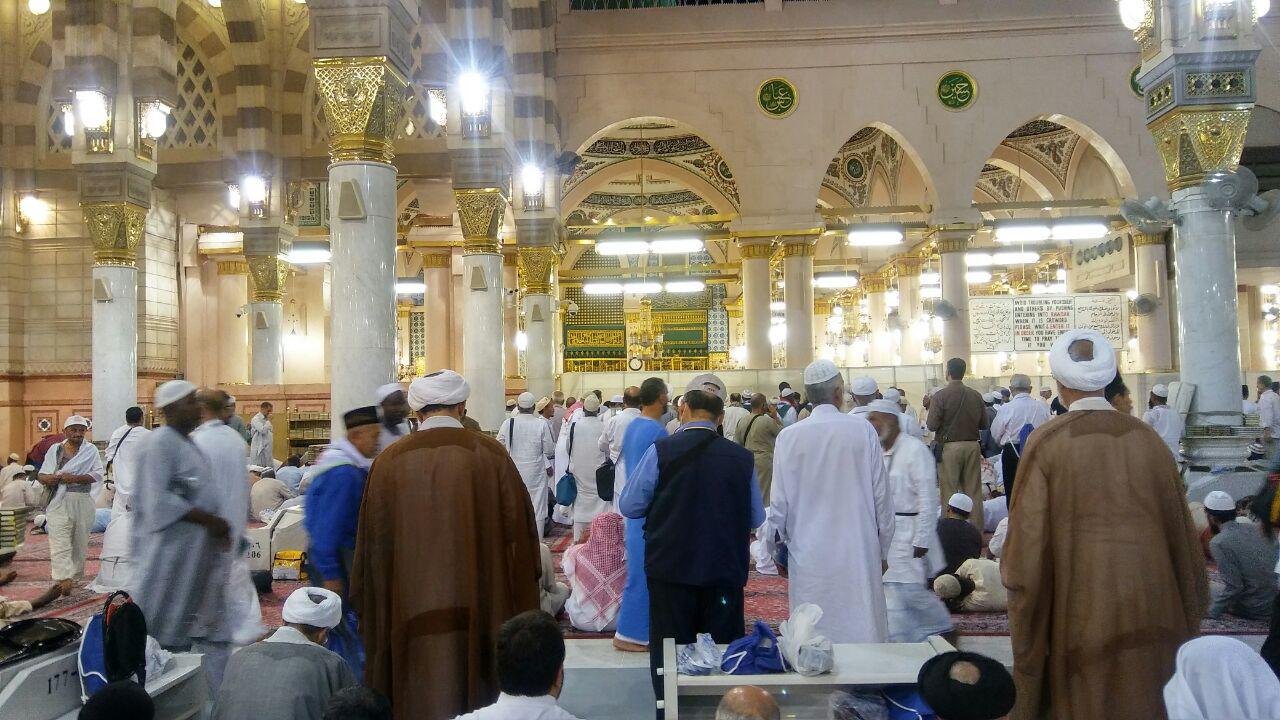 گزارش تصویری / زیارت دوره در مدینه منوره / معمولا در شهر مدینه زائران به زیارت اماکن زیارتی و تاریخی مدینه می روند که به زیارت دوره معروف است. در چند روز اقامت زائرین در شهر مدینه، زائران عمدتا به زیارت پیامبر اکرم صلی الله علیه و آله و فاطمه زهرا سلام الله علیها و نیز ائمه مظلوم بقیع علیهم السلام می روند و پس از کسب فیوضات معنوی و آمادگی روحی لازم برای انجام اعمال عمره مفرده به شهر مکه عزیمت می کنند.