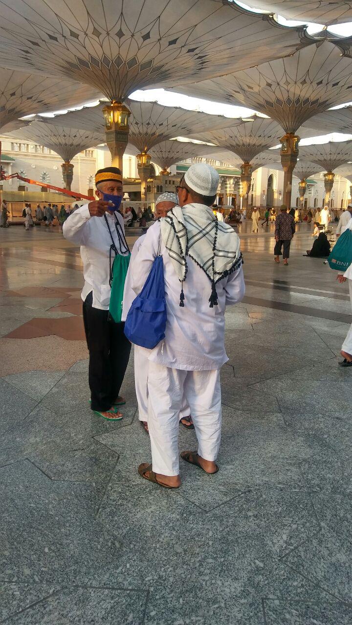 گزارش تصویری / زیارت دوره در مدینه منوره / معمولا در شهر مدینه زائران به زیارت اماکن زیارتی و تاریخی مدینه می روند که به زیارت دوره معروف است. در چند روز اقامت زائرین در شهر مدینه، زائران عمدتا به زیارت پیامبر اکرم صلی الله علیه و آله و فاطمه زهرا سلام الله علیها و نیز ائمه مظلوم بقیع علیهم السلام می روند و پس از کسب فیوضات معنوی و آمادگی روحی لازم برای انجام اعمال عمره مفرده به شهر مکه عزیمت می کنند.