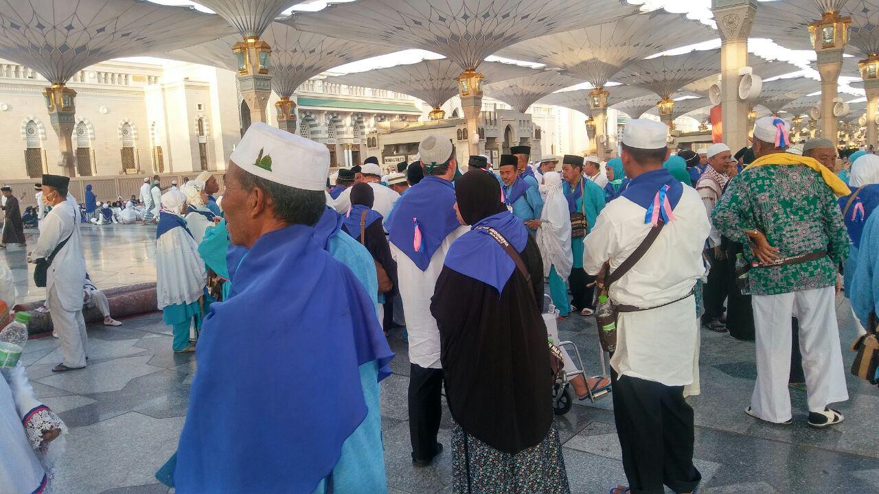 گزارش تصویری / زیارت دوره در مدینه منوره / معمولا در شهر مدینه زائران به زیارت اماکن زیارتی و تاریخی مدینه می روند که به زیارت دوره معروف است. در چند روز اقامت زائرین در شهر مدینه، زائران عمدتا به زیارت پیامبر اکرم صلی الله علیه و آله و فاطمه زهرا سلام الله علیها و نیز ائمه مظلوم بقیع علیهم السلام می روند و پس از کسب فیوضات معنوی و آمادگی روحی لازم برای انجام اعمال عمره مفرده به شهر مکه عزیمت می کنند.