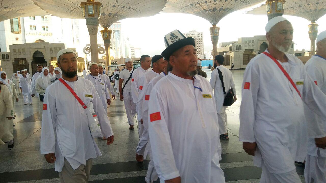 گزارش تصویری / زیارت دوره در مدینه منوره / معمولا در شهر مدینه زائران به زیارت اماکن زیارتی و تاریخی مدینه می روند که به زیارت دوره معروف است. در چند روز اقامت زائرین در شهر مدینه، زائران عمدتا به زیارت پیامبر اکرم صلی الله علیه و آله و فاطمه زهرا سلام الله علیها و نیز ائمه مظلوم بقیع علیهم السلام می روند و پس از کسب فیوضات معنوی و آمادگی روحی لازم برای انجام اعمال عمره مفرده به شهر مکه عزیمت می کنند.