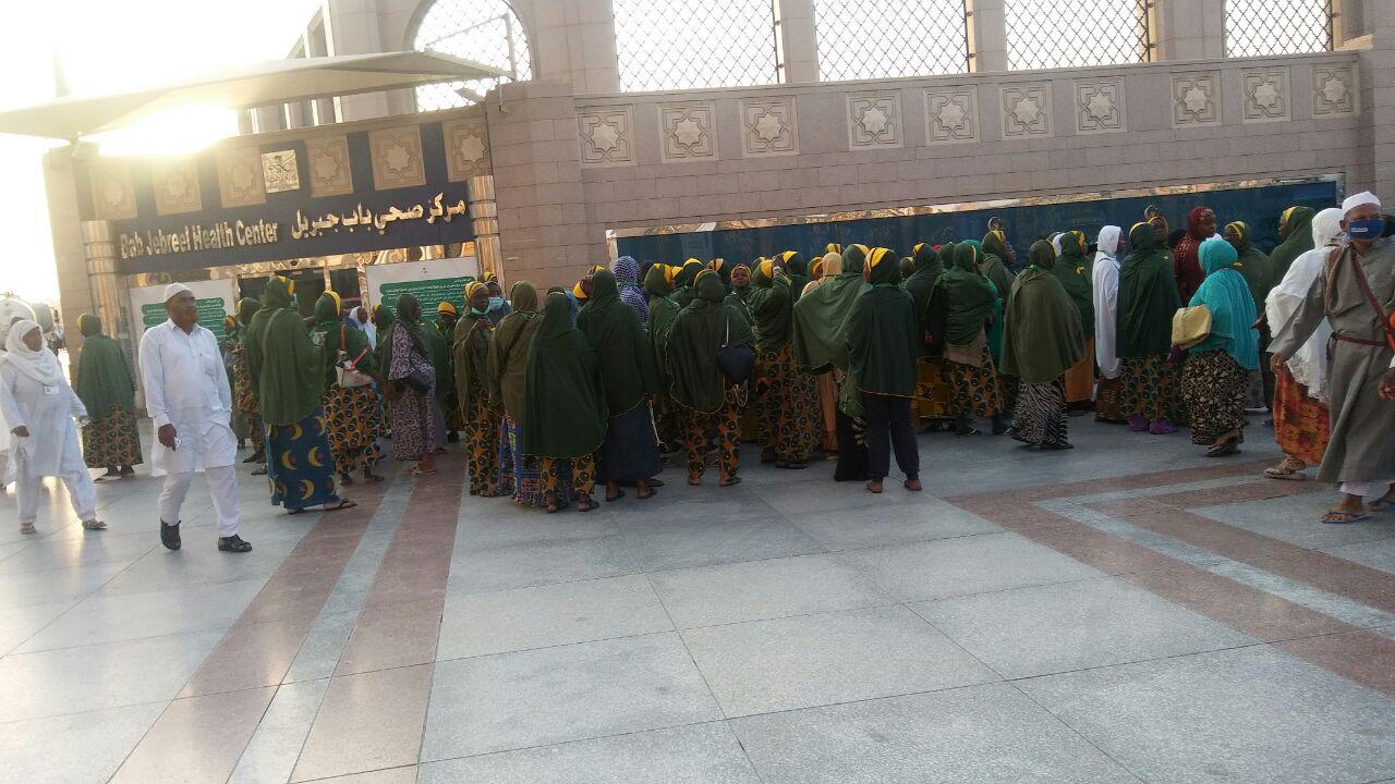 گزارش تصویری / زیارت دوره در مدینه منوره / معمولا در شهر مدینه زائران به زیارت اماکن زیارتی و تاریخی مدینه می روند که به زیارت دوره معروف است. در چند روز اقامت زائرین در شهر مدینه، زائران عمدتا به زیارت پیامبر اکرم صلی الله علیه و آله و فاطمه زهرا سلام الله علیها و نیز ائمه مظلوم بقیع علیهم السلام می روند و پس از کسب فیوضات معنوی و آمادگی روحی لازم برای انجام اعمال عمره مفرده به شهر مکه عزیمت می کنند.