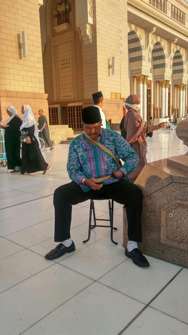 گزارش تصویری / زیارت دوره در مدینه منوره / معمولا در شهر مدینه زائران به زیارت اماکن زیارتی و تاریخی مدینه می روند که به زیارت دوره معروف است. در چند روز اقامت زائرین در شهر مدینه، زائران عمدتا به زیارت پیامبر اکرم صلی الله علیه و آله و فاطمه زهرا سلام الله علیها و نیز ائمه مظلوم بقیع علیهم السلام می روند و پس از کسب فیوضات معنوی و آمادگی روحی لازم برای انجام اعمال عمره مفرده به شهر مکه عزیمت می کنند.