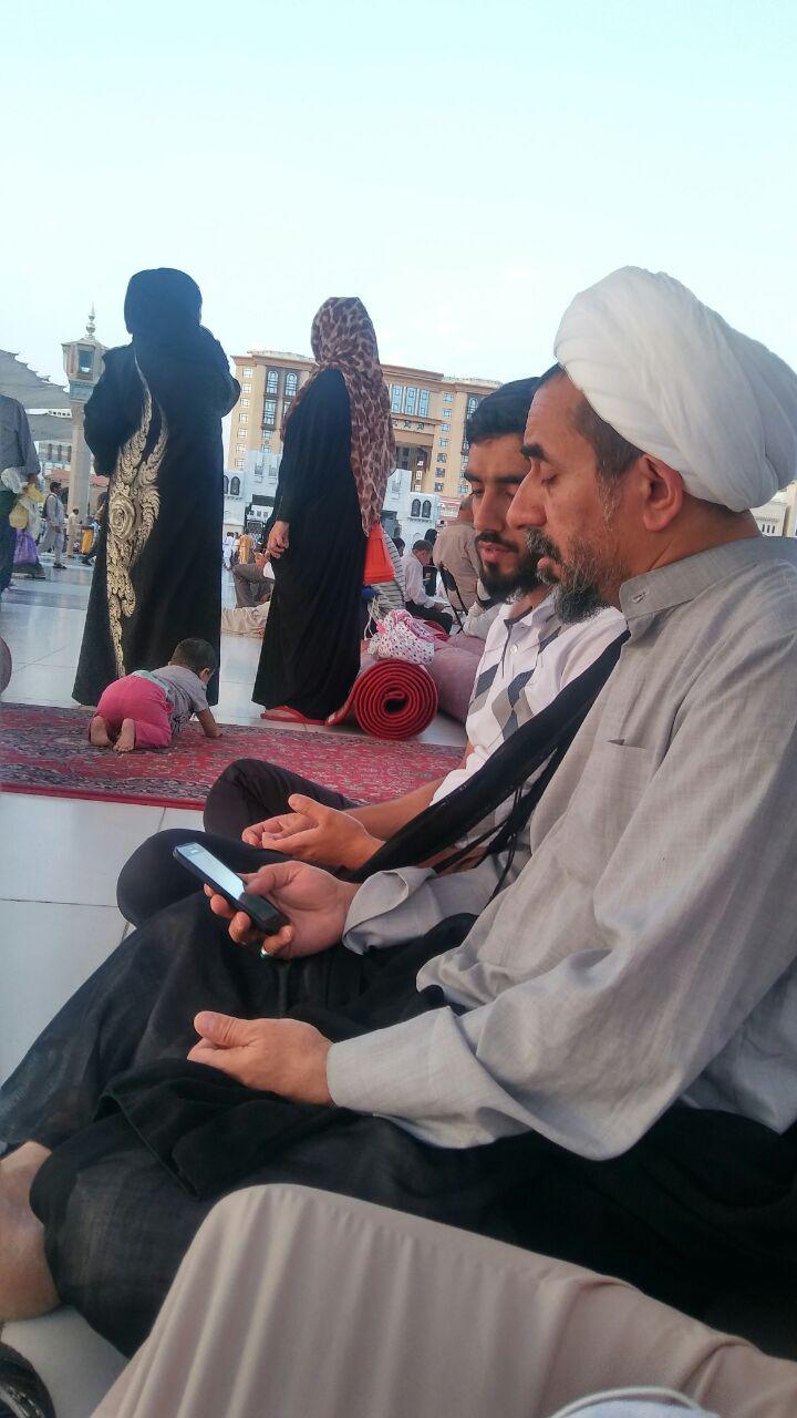 گزارش تصویری / زیارت دوره در مدینه منوره / معمولا در شهر مدینه زائران به زیارت اماکن زیارتی و تاریخی مدینه می روند که به زیارت دوره معروف است. در چند روز اقامت زائرین در شهر مدینه، زائران عمدتا به زیارت پیامبر اکرم صلی الله علیه و آله و فاطمه زهرا سلام الله علیها و نیز ائمه مظلوم بقیع علیهم السلام می روند و پس از کسب فیوضات معنوی و آمادگی روحی لازم برای انجام اعمال عمره مفرده به شهر مکه عزیمت می کنند.