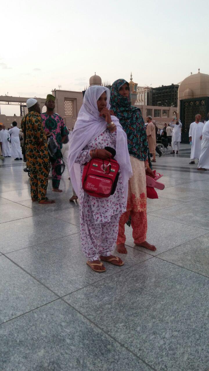 گزارش تصویری / زیارت دوره در مدینه منوره / معمولا در شهر مدینه زائران به زیارت اماکن زیارتی و تاریخی مدینه می روند که به زیارت دوره معروف است. در چند روز اقامت زائرین در شهر مدینه، زائران عمدتا به زیارت پیامبر اکرم صلی الله علیه و آله و فاطمه زهرا سلام الله علیها و نیز ائمه مظلوم بقیع علیهم السلام می روند و پس از کسب فیوضات معنوی و آمادگی روحی لازم برای انجام اعمال عمره مفرده به شهر مکه عزیمت می کنند.