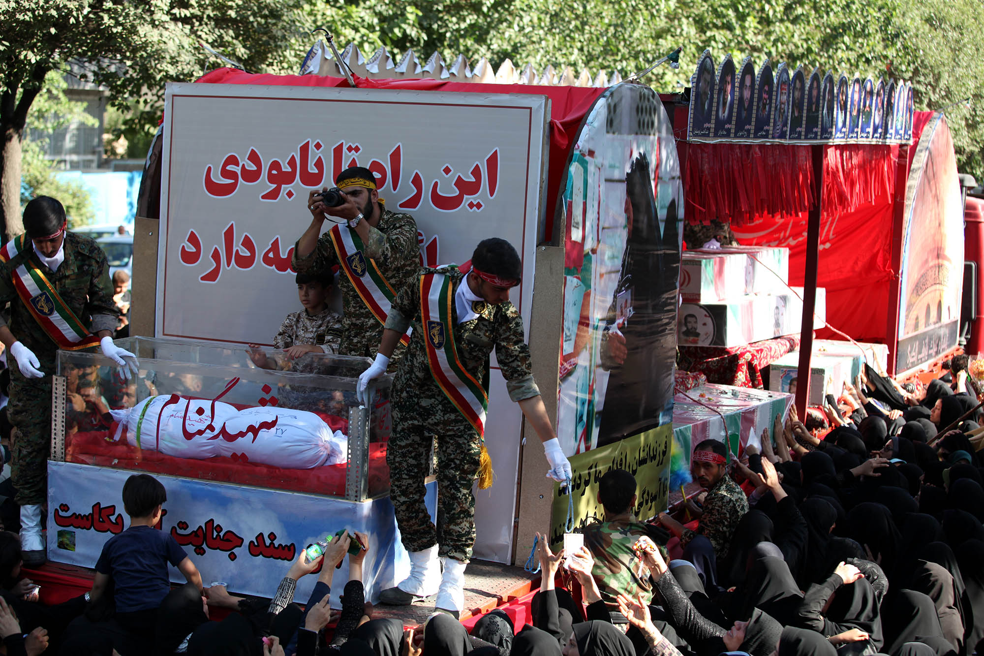 گزارش تصویری / مراسم تشییع پیکر 23 شهید دوران دفاع مقدس در اصفهان / همزمان با سالروز شهادت امام صادق (ع) پیکر مطهر 23 شهید از شهدای تازه تفحص شده دوران هشت سال دفاع مقدس با حضور پرشور اقشار مختلف مردم شهیدپرور اصفهان از میدان احمدآباد به سمت گلستان شهدا تشییع شد.