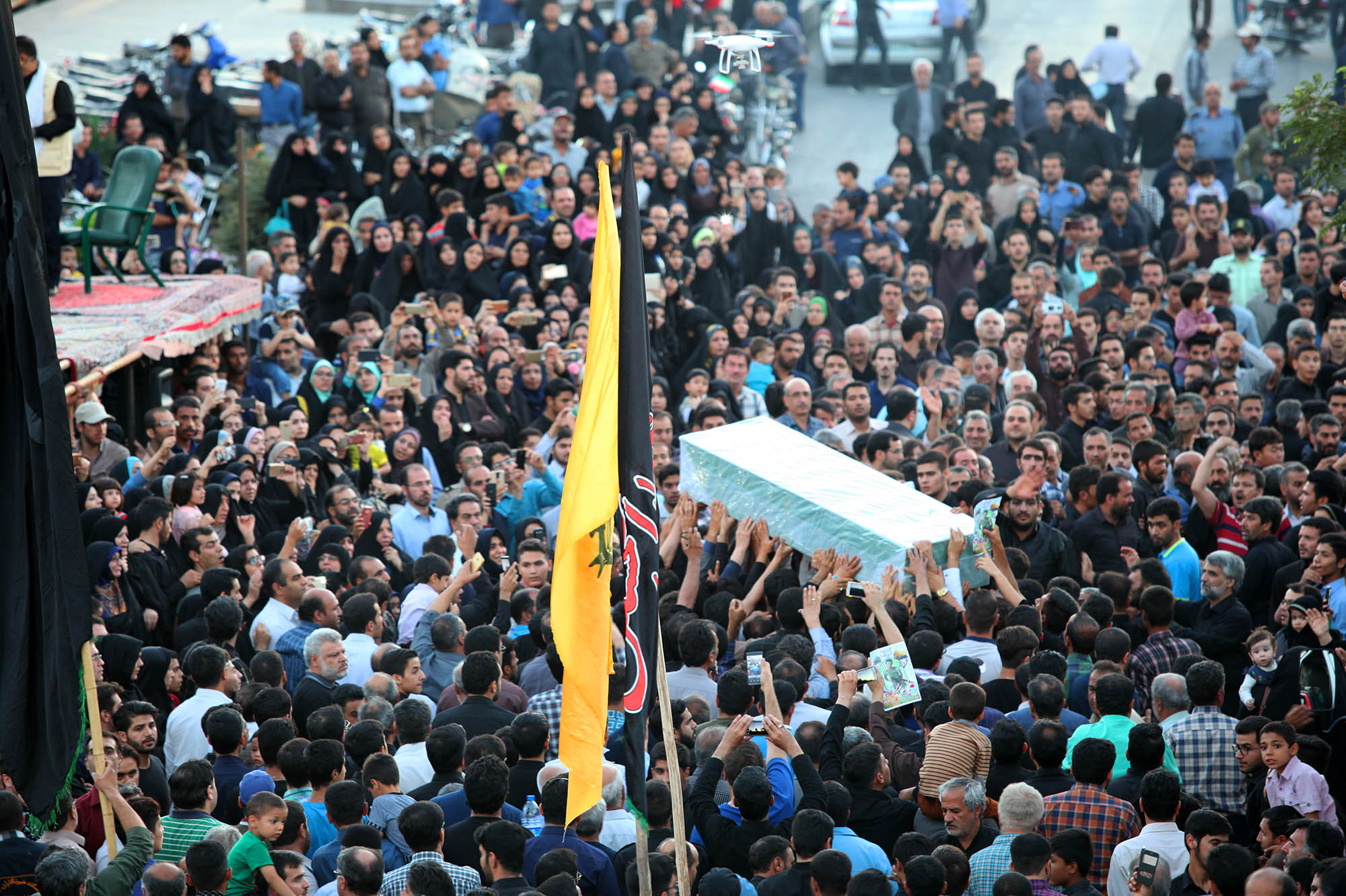 گزارش تصویری / مراسم تشییع پیکر 23 شهید دوران دفاع مقدس در اصفهان / همزمان با سالروز شهادت امام صادق (ع) پیکر مطهر 23 شهید از شهدای تازه تفحص شده دوران هشت سال دفاع مقدس با حضور پرشور اقشار مختلف مردم شهیدپرور اصفهان از میدان احمدآباد به سمت گلستان شهدا تشییع شد.