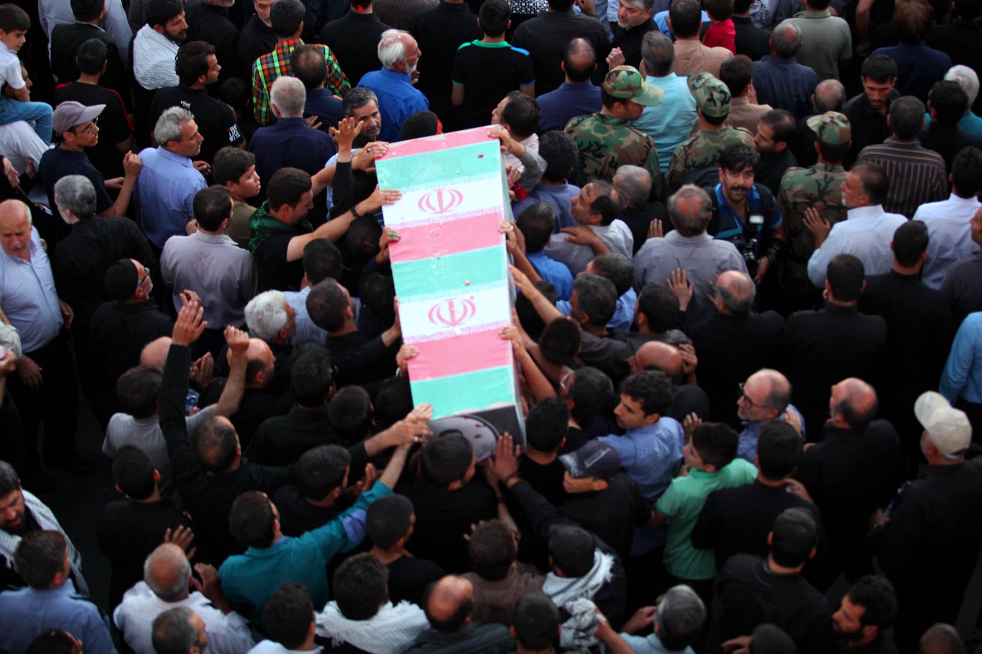 گزارش تصویری / مراسم تشییع پیکر 23 شهید دوران دفاع مقدس در اصفهان / همزمان با سالروز شهادت امام صادق (ع) پیکر مطهر 23 شهید از شهدای تازه تفحص شده دوران هشت سال دفاع مقدس با حضور پرشور اقشار مختلف مردم شهیدپرور اصفهان از میدان احمدآباد به سمت گلستان شهدا تشییع شد.