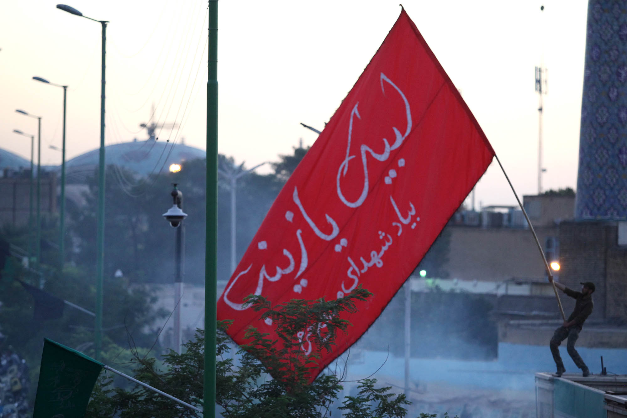 گزارش تصویری / مراسم تشییع پیکر 23 شهید دوران دفاع مقدس در اصفهان / همزمان با سالروز شهادت امام صادق (ع) پیکر مطهر 23 شهید از شهدای تازه تفحص شده دوران هشت سال دفاع مقدس با حضور پرشور اقشار مختلف مردم شهیدپرور اصفهان از میدان احمدآباد به سمت گلستان شهدا تشییع شد.