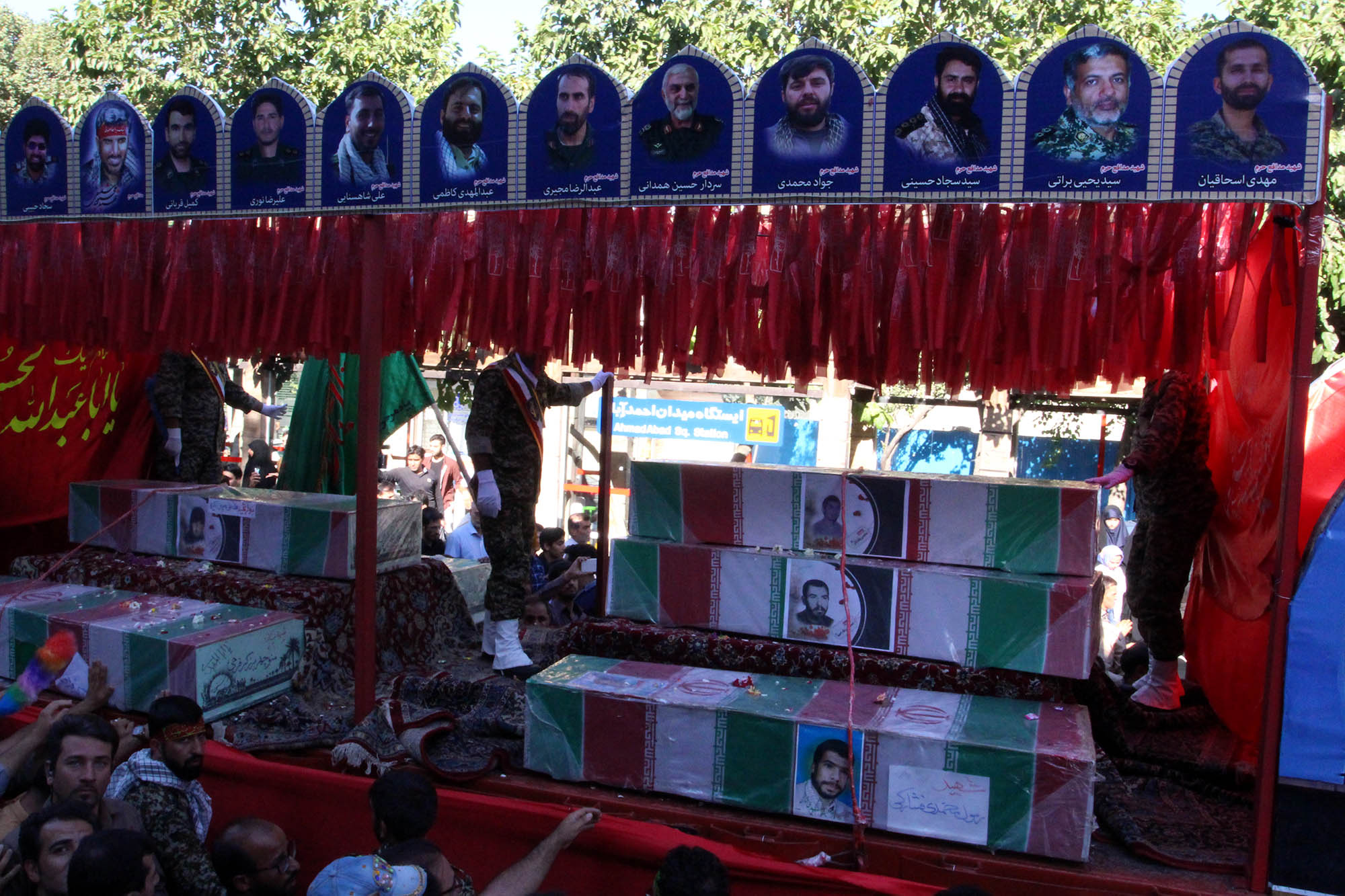 گزارش تصویری / مراسم تشییع پیکر 23 شهید دوران دفاع مقدس در اصفهان / همزمان با سالروز شهادت امام صادق (ع) پیکر مطهر 23 شهید از شهدای تازه تفحص شده دوران هشت سال دفاع مقدس با حضور پرشور اقشار مختلف مردم شهیدپرور اصفهان از میدان احمدآباد به سمت گلستان شهدا تشییع شد.