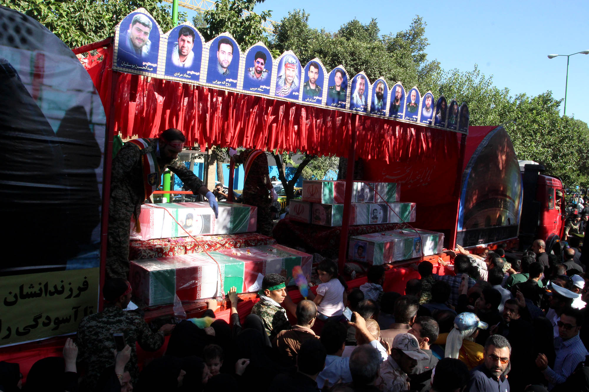 گزارش تصویری / مراسم تشییع پیکر 23 شهید دوران دفاع مقدس در اصفهان / همزمان با سالروز شهادت امام صادق (ع) پیکر مطهر 23 شهید از شهدای تازه تفحص شده دوران هشت سال دفاع مقدس با حضور پرشور اقشار مختلف مردم شهیدپرور اصفهان از میدان احمدآباد به سمت گلستان شهدا تشییع شد.