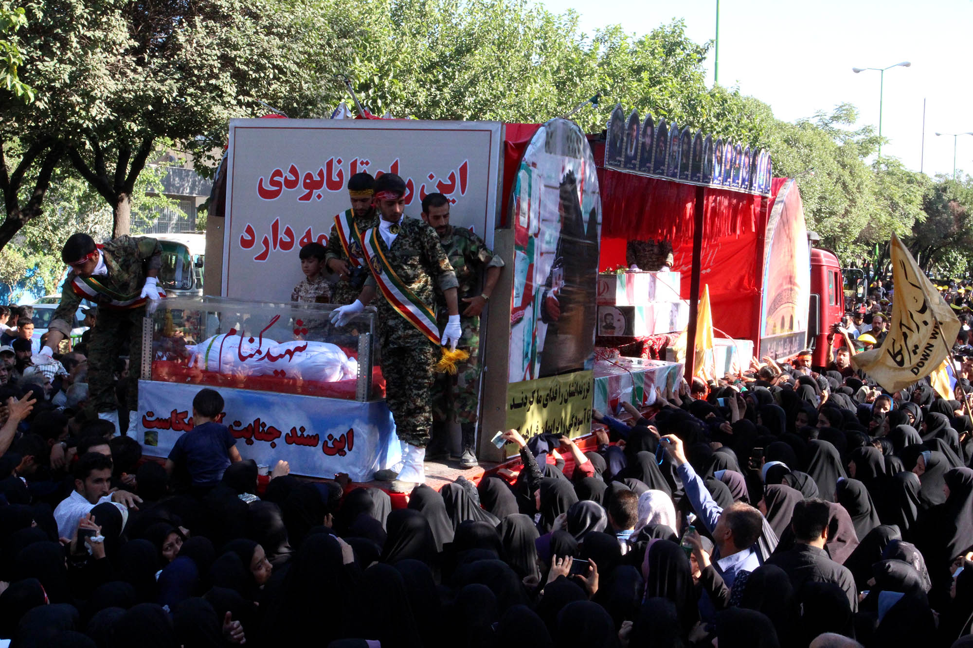 گزارش تصویری / مراسم تشییع پیکر 23 شهید دوران دفاع مقدس در اصفهان / همزمان با سالروز شهادت امام صادق (ع) پیکر مطهر 23 شهید از شهدای تازه تفحص شده دوران هشت سال دفاع مقدس با حضور پرشور اقشار مختلف مردم شهیدپرور اصفهان از میدان احمدآباد به سمت گلستان شهدا تشییع شد.