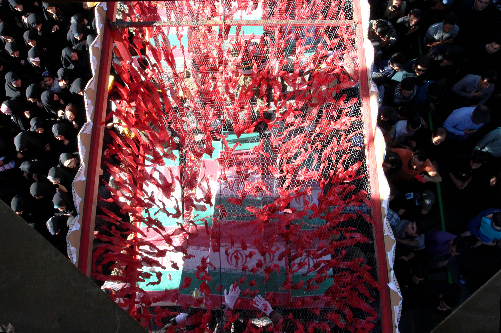 گزارش تصویری / مراسم تشییع پیکر 23 شهید دوران دفاع مقدس در اصفهان / همزمان با سالروز شهادت امام صادق (ع) پیکر مطهر 23 شهید از شهدای تازه تفحص شده دوران هشت سال دفاع مقدس با حضور پرشور اقشار مختلف مردم شهیدپرور اصفهان از میدان احمدآباد به سمت گلستان شهدا تشییع شد.