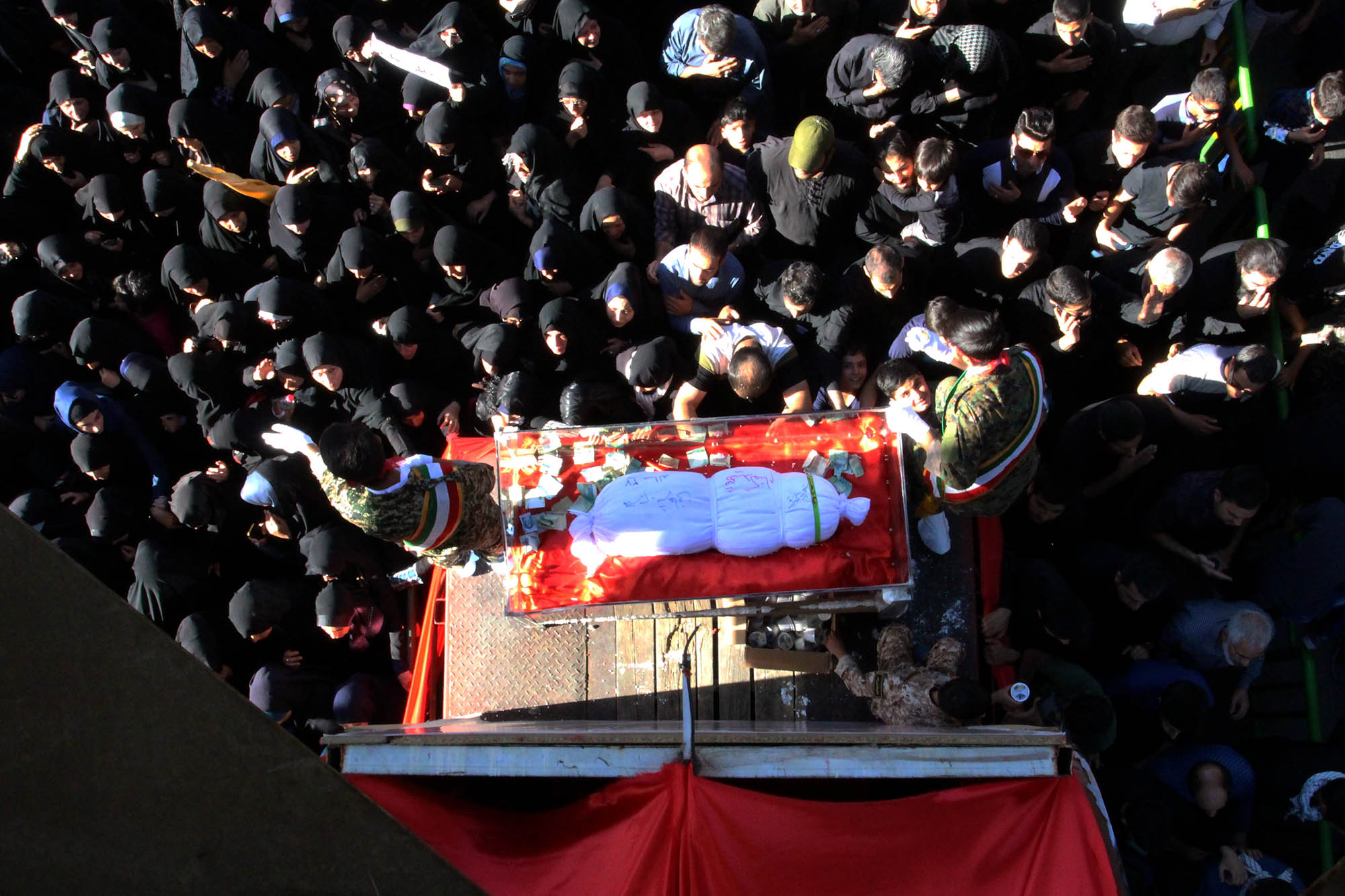 گزارش تصویری / مراسم تشییع پیکر 23 شهید دوران دفاع مقدس در اصفهان / همزمان با سالروز شهادت امام صادق (ع) پیکر مطهر 23 شهید از شهدای تازه تفحص شده دوران هشت سال دفاع مقدس با حضور پرشور اقشار مختلف مردم شهیدپرور اصفهان از میدان احمدآباد به سمت گلستان شهدا تشییع شد.