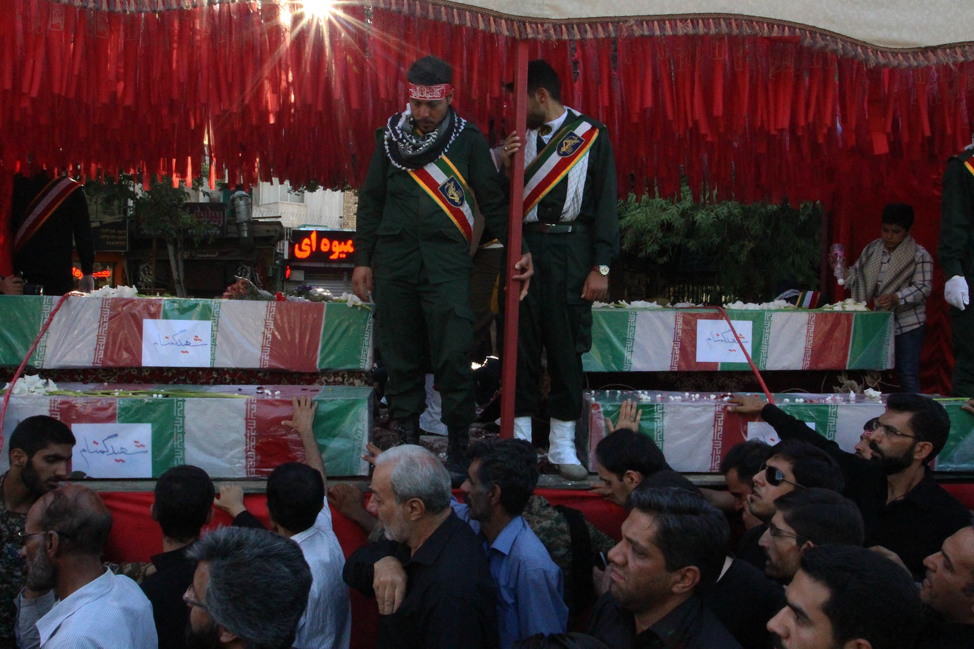 گزارش تصویری / مراسم تشییع پیکر 23 شهید دوران دفاع مقدس در اصفهان / همزمان با سالروز شهادت امام صادق (ع) پیکر مطهر 23 شهید از شهدای تازه تفحص شده دوران هشت سال دفاع مقدس با حضور پرشور اقشار مختلف مردم شهیدپرور اصفهان از میدان احمدآباد به سمت گلستان شهدا تشییع شد.