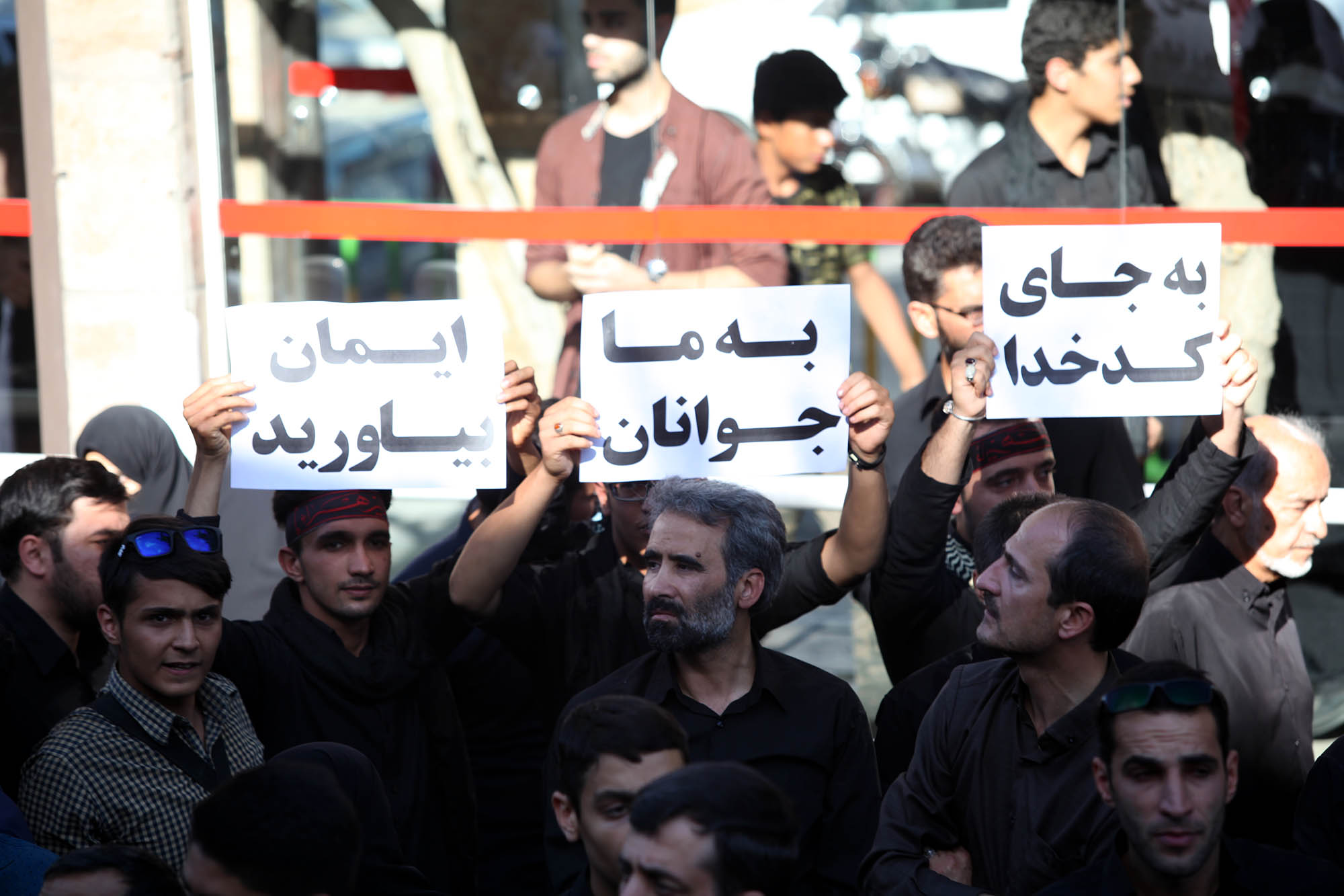 گزارش تصویری / مراسم تشییع پیکر 23 شهید دوران دفاع مقدس در اصفهان / همزمان با سالروز شهادت امام صادق (ع) پیکر مطهر 23 شهید از شهدای تازه تفحص شده دوران هشت سال دفاع مقدس با حضور پرشور اقشار مختلف مردم شهیدپرور اصفهان از میدان احمدآباد به سمت گلستان شهدا تشییع شد.