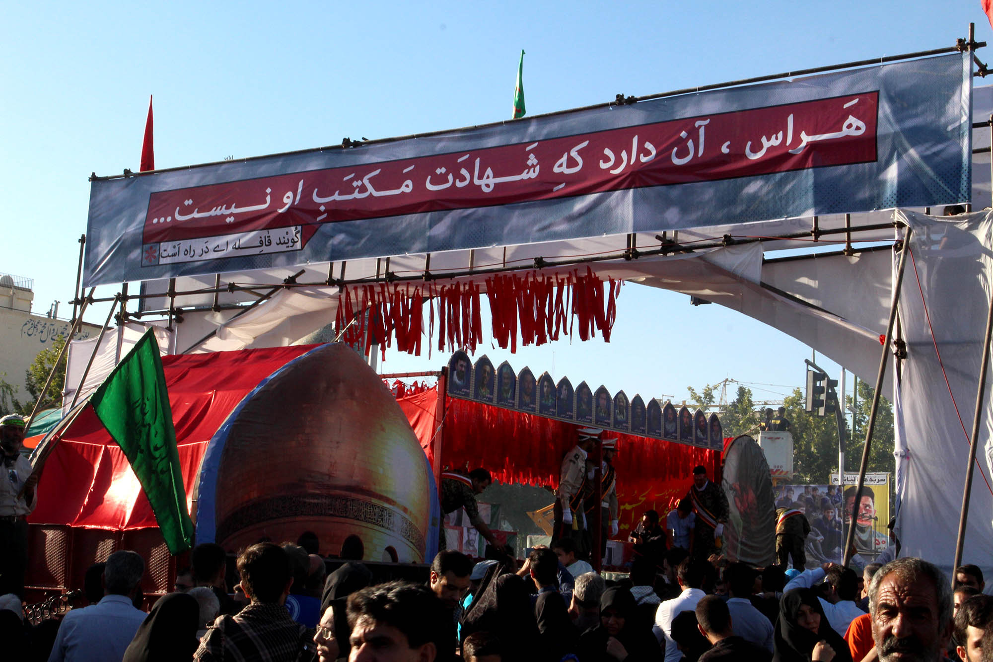 گزارش تصویری / مراسم تشییع پیکر 23 شهید دوران دفاع مقدس در اصفهان / همزمان با سالروز شهادت امام صادق (ع) پیکر مطهر 23 شهید از شهدای تازه تفحص شده دوران هشت سال دفاع مقدس با حضور پرشور اقشار مختلف مردم شهیدپرور اصفهان از میدان احمدآباد به سمت گلستان شهدا تشییع شد.