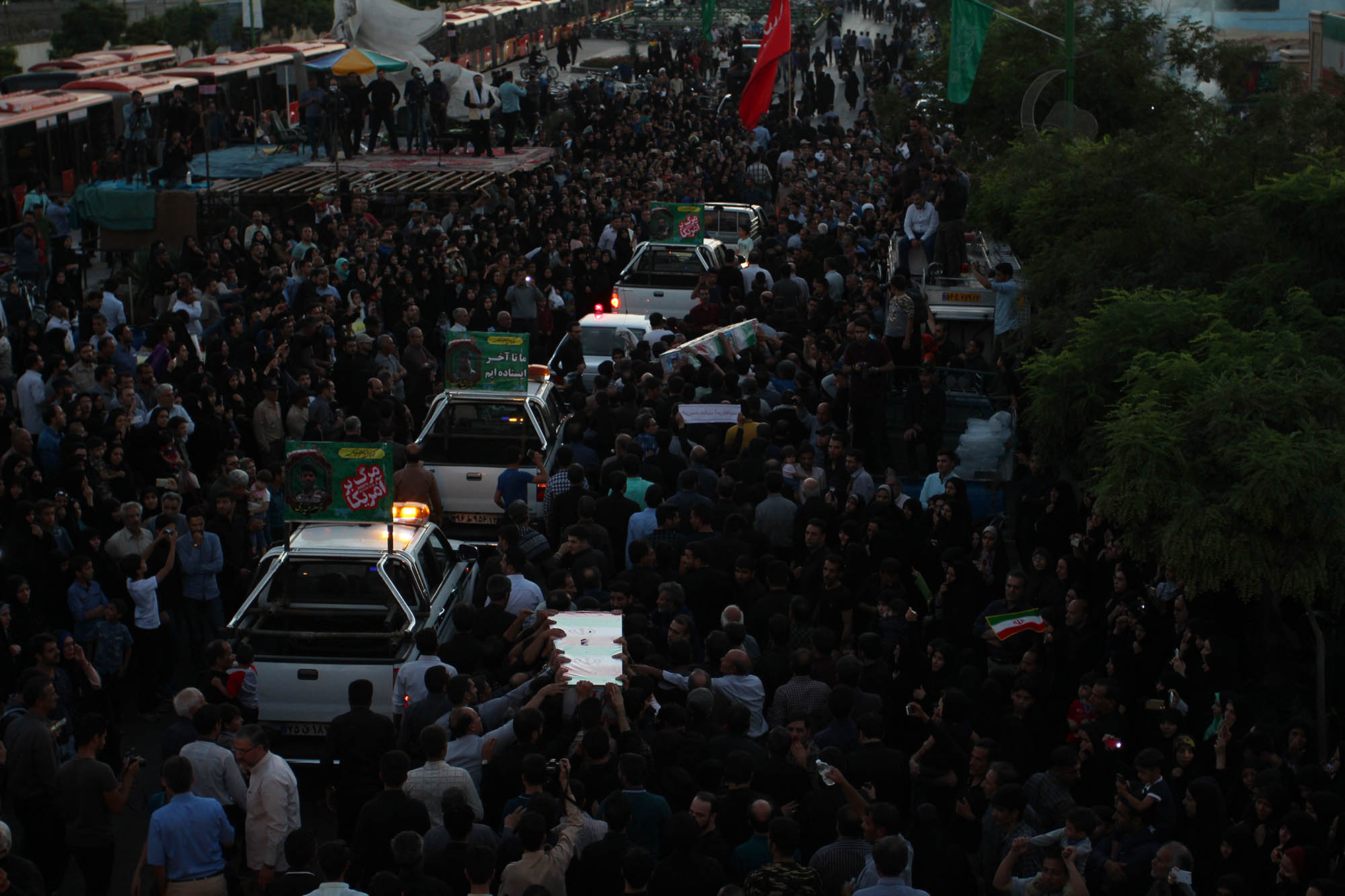 گزارش تصویری / مراسم تشییع پیکر 23 شهید دوران دفاع مقدس در اصفهان / همزمان با سالروز شهادت امام صادق (ع) پیکر مطهر 23 شهید از شهدای تازه تفحص شده دوران هشت سال دفاع مقدس با حضور پرشور اقشار مختلف مردم شهیدپرور اصفهان از میدان احمدآباد به سمت گلستان شهدا تشییع شد.