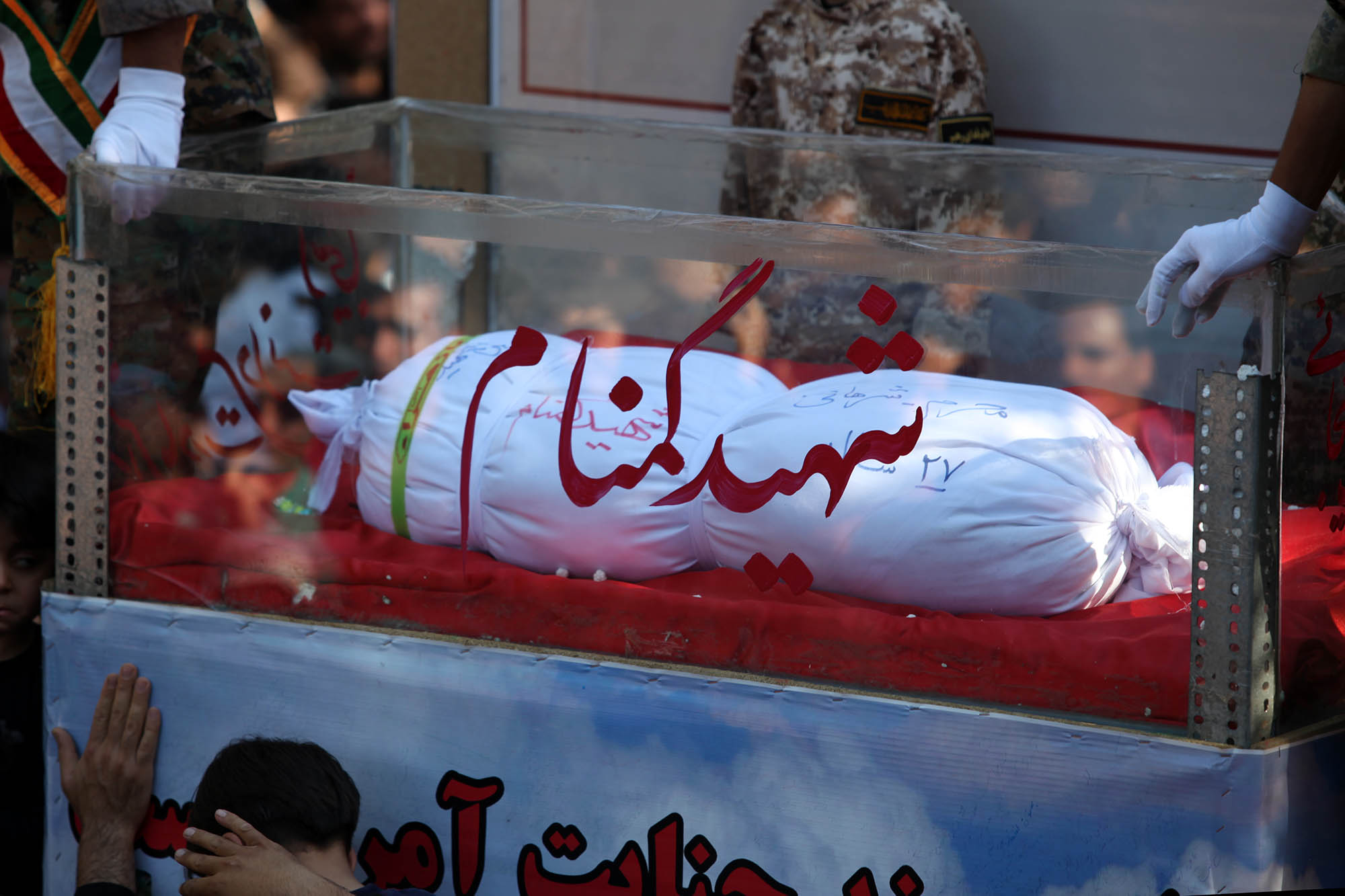 گزارش تصویری / مراسم تشییع پیکر 23 شهید دوران دفاع مقدس در اصفهان / همزمان با سالروز شهادت امام صادق (ع) پیکر مطهر 23 شهید از شهدای تازه تفحص شده دوران هشت سال دفاع مقدس با حضور پرشور اقشار مختلف مردم شهیدپرور اصفهان از میدان احمدآباد به سمت گلستان شهدا تشییع شد.