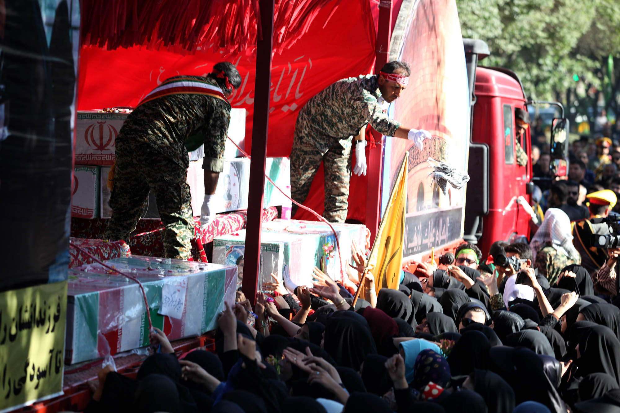 گزارش تصویری / مراسم تشییع پیکر 23 شهید دوران دفاع مقدس در اصفهان / همزمان با سالروز شهادت امام صادق (ع) پیکر مطهر 23 شهید از شهدای تازه تفحص شده دوران هشت سال دفاع مقدس با حضور پرشور اقشار مختلف مردم شهیدپرور اصفهان از میدان احمدآباد به سمت گلستان شهدا تشییع شد.